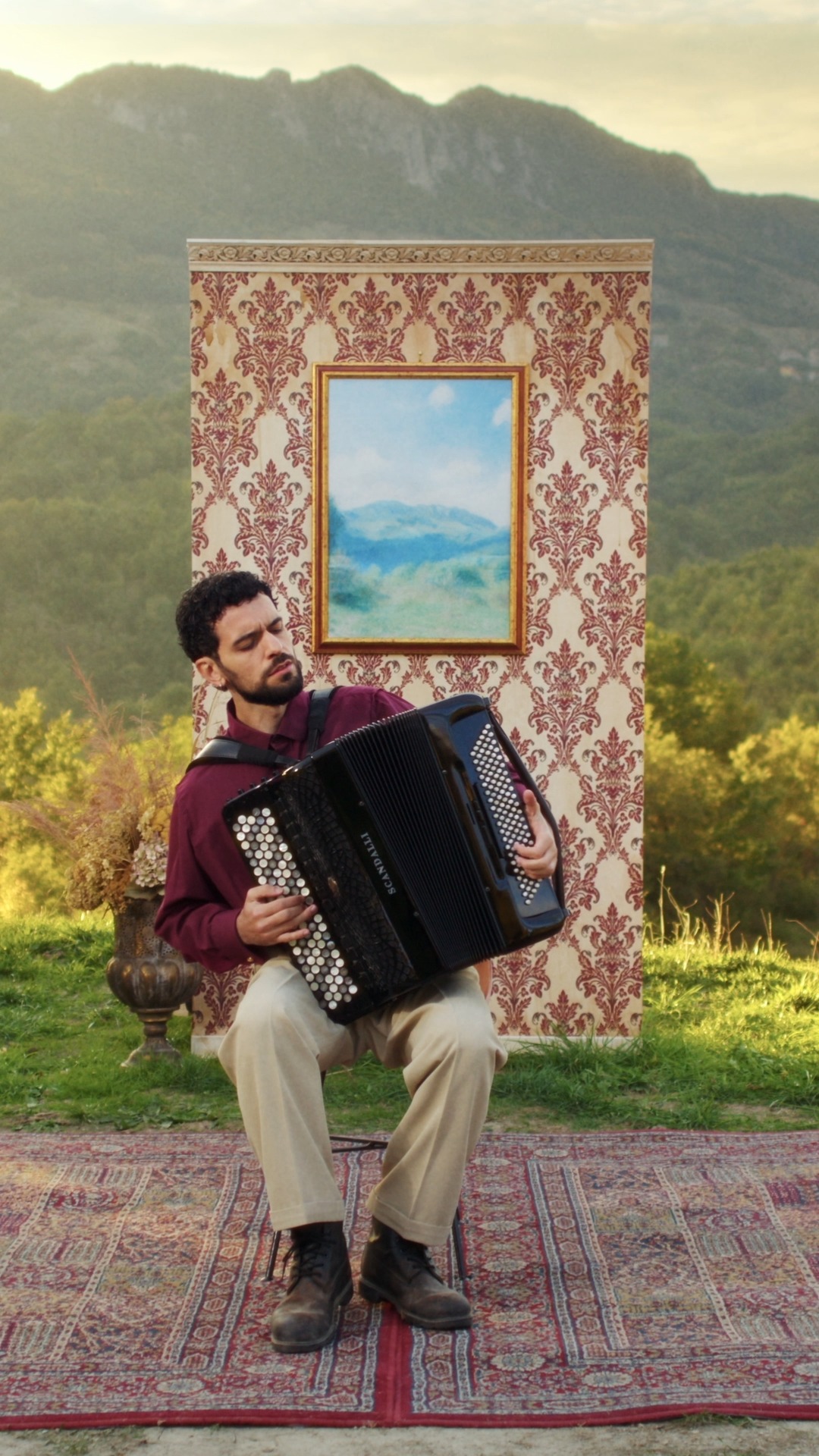 Pietro Roffi con la fisarmonica in un fotogramma del videoclip Flight